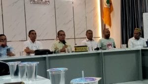 Pasangan Melki Lakalena-Jhony Asadoma saat memberikan keterangan pers dalam rangka deklarasi sebagai pasangan calon gubernur dan wakil gubernur di lima lokasi di Provinsi Nusa Tenggara Timur, Jumat. FOTO MEDIASI NTT.COM/BENY