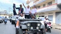 siaga belu 1 Calon Gubernur NTT, Simon Petrus Kamlasi diarak ribuan massa di Kota Atambua MULAI dari Bandara A.A Bere Tallo menuju hotel Paradiso membuat kota Atambua macet pada Kamis (19/9/2024).