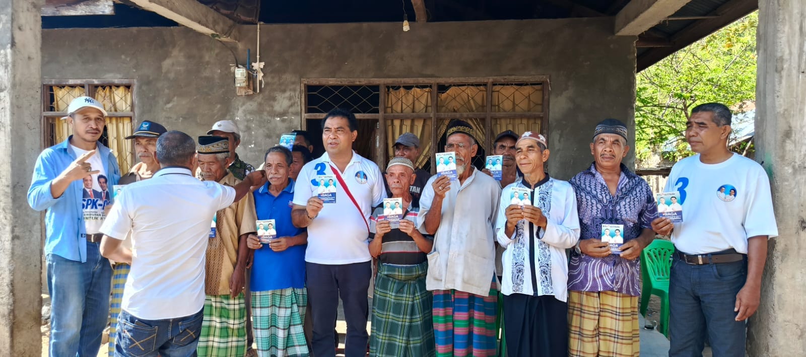 siaga utara bajawa Calon Wakil Gubernur Nusa Tenggara Timur (NTT) nomor urut 3, Adrianus Garu, mengunjungi masyarakat di Pesisir Pantai Utara Riung, Kabupaten Ngada, Minggu (29/9/2024).
