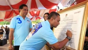 Pasangan Calon Gubernur dan Calon Wakil Gubernur Provinsi NTT nomor urut 3 Simon Petrus Kamlasi-Adrianus Garu menandatangani naskah Deklarasi Pilkada Damai tahun 2024 di KPU NTT, Selasa. Foto HO-KPU NTT