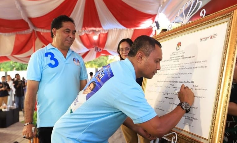tanda 5 Pasangan Calon Gubernur dan Calon Wakil Gubernur Provinsi NTT nomor urut 3 Simon Petrus Kamlasi-Adrianus Garu menandatangani naskah Deklarasi Pilkada Damai tahun 2024 di KPU NTT, Selasa. Foto HO-KPU NTT