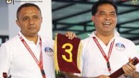 tari 1 Calon Gubernur Simon Petrus Kamlasi dan Calon Wakil Gubernur Adrianus Garu, tampil memukau di panggung yang disiapkan oleh Komisi Pemilihan Umum (KPU) NTT saat tahapan pengundian nomor urut bagi pasangan calon gubernur, Senin. Foto HO-KPU NTT