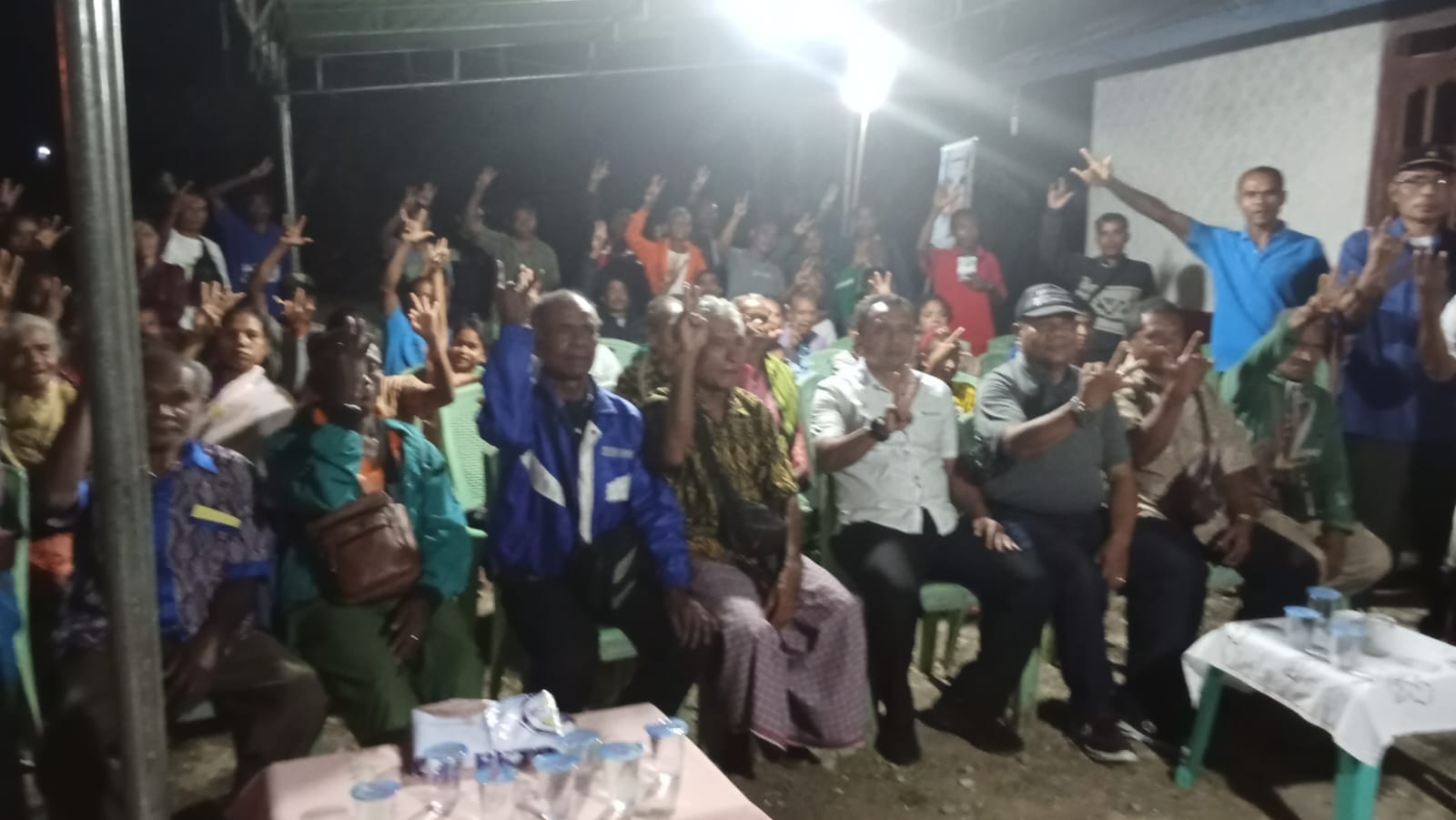 Sejumlah tokoh masyarakat mengundang Calon Gubernur NTT Nomor Urut 3, Simon Petrus Kamlasi untuk berkampanye di Desa Tunbaun, Kecamatan Amarasi Barat, Kabupaten Kupang