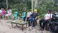 dan 2 Ketua DPD II Partai Golkar Kabupaten Kupang Daniel Taimenas (kedua dari kanan) saat kegiatan di Kampung Bettuna, Desa Tunbaun, Kecamatan Amarasi Barat Kabupaten Kupang, Kamis (10/10). Foto-HO- tiktok sahabat dan taimenas.