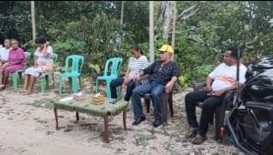 Ketua DPD II Partai Golkar Kabupaten Kupang Daniel Taimenas (kedua dari kanan) saat kegiatan di Kampung Bettuna, Desa Tunbaun, Kecamatan Amarasi Barat Kabupaten Kupang, Kamis (10/10). Foto-HO- tiktok sahabat dan taimenas.