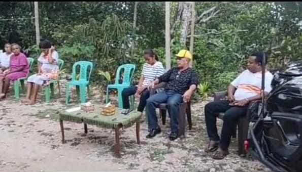 Ketua DPD II Partai Golkar Kabupaten Kupang Daniel Taimenas (kedua dari kanan) saat kegiatan di Kampung Bettuna, Desa Tunbaun, Kecamatan Amarasi Barat Kabupaten Kupang, Kamis (10/10). Foto-HO- tiktok sahabat dan taimenas.