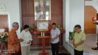 Calon Gubernur Provinsi Nusa Tenggara Timur Simon Petrus Kamlasi saat berada di kediaman Mgr Gabriel Manek di Lahurus.