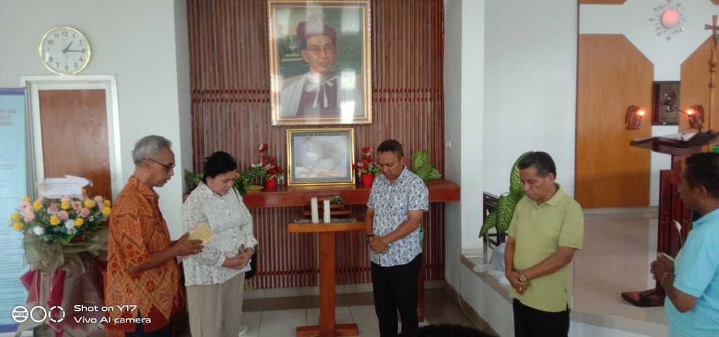 Calon Gubernur Provinsi Nusa Tenggara Timur Simon Petrus Kamlasi saat berada di kediaman Mgr Gabriel Manek di Lahurus.