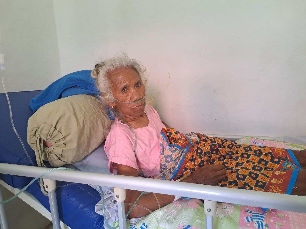 Ny. Lapernia (82) peserta JKN segmen Penerima Bantuan Iuran (PBI) yang ditanggug pemerintah sedang menjalani perawatan medis di Rumaah Sakit di Kota Kupang.