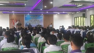 Calon Gubernur NTT nomor Urut 3, Simon Petrus Kamlasi memberikan kuliah umum di kampus Sekolah Tinggi Ilmu Kesehatan (Stikes) Maranatha Kupang, Rabu, 30/10/2024.