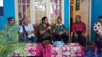 Calon Wakil Gubernur NTT Adrianus Garu (ketiga dari kiri) saat berada di rumah Ketua Ikatan Keluarga Manggarai Kabupaten Ende, Kon Jati (kedua dari kanan)