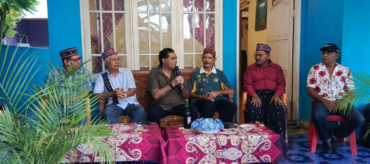 mag 1 Calon Wakil Gubernur NTT Adrianus Garu (ketiga dari kiri) saat berada di rumah Ketua Ikatan Keluarga Manggarai Kabupaten Ende, Kon Jati (kedua dari kanan)