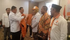 Calon Gubernur NTT, Simon Petrus Kamlasi menyematkan rompi paket SIAGA kepada para kader PKS di NTT, Senin. Foto MEDIASI NTT.COM/BENY