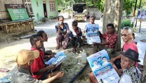 Para Relawan secara sukarela dan swadana mencetak atribut kampanye berupa kalender untuk Paket SIAGA dengan menggunakan biaya pribadi.