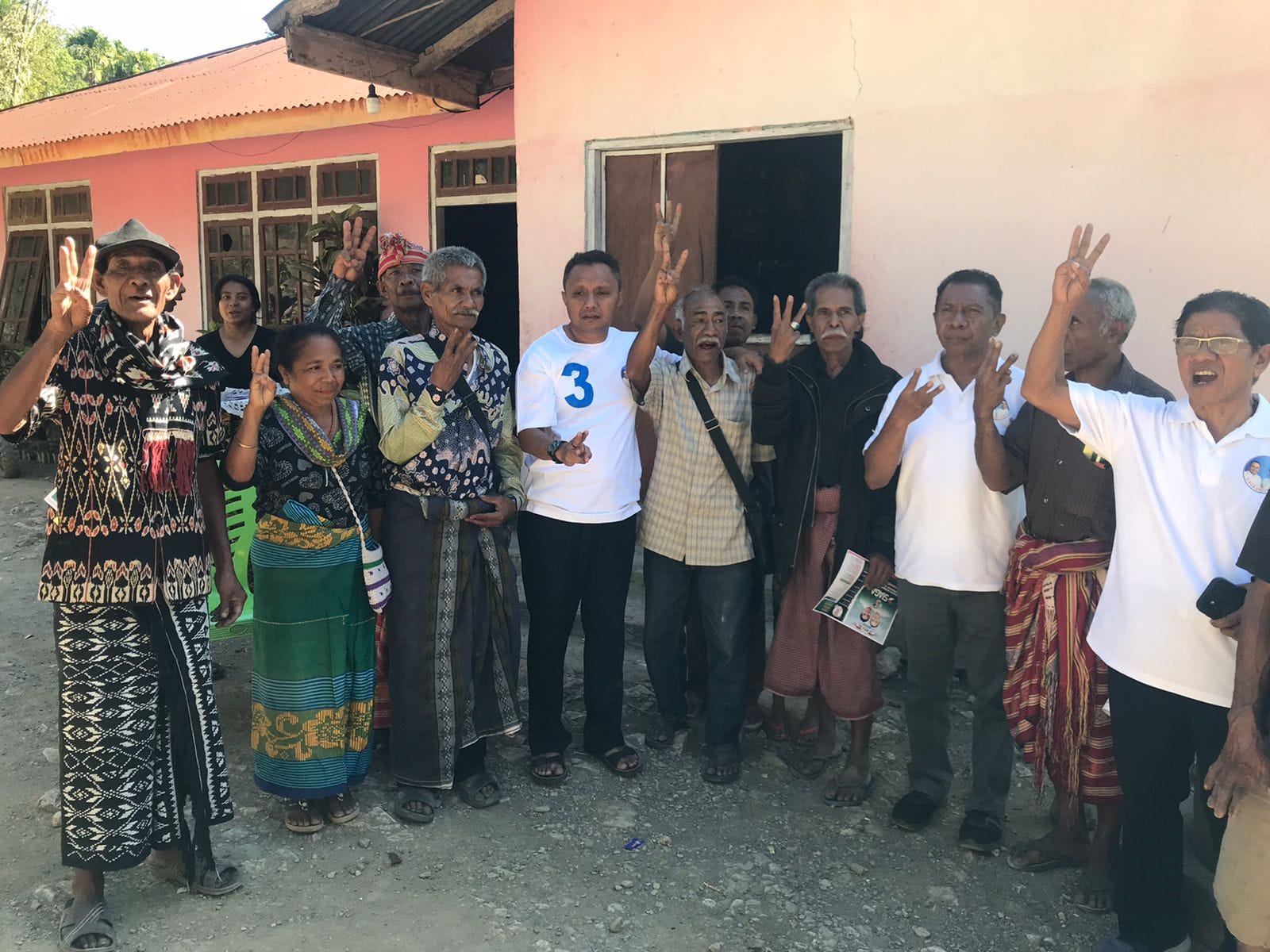 Warga asal kabupaten Rote Ndao di Desa Tunua, Kecamatan Mollo Utara, Kabupaten Timor Tengah Selatan (TTS), bersepakat untuk memberikan dukungan penuh kepada calon Gubernur dan wakil Gubernur NTT nomor urut 3  Simon Petrus Kamlasi dan Andrianus Garu dalam pilkada 27 November 2024.