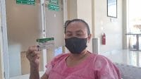 Sepriani (47) sedang menunggu antrean untuk kontrol rawat jalan di RSUD SK Lerik, Kota Kupang.