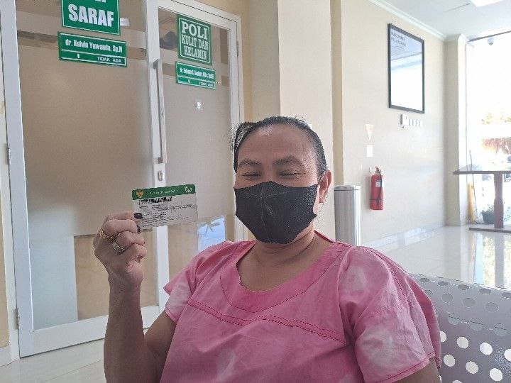 sepriani Sepriani (47) sedang menunggu antrean untuk kontrol rawat jalan di RSUD SK Lerik, Kota Kupang.