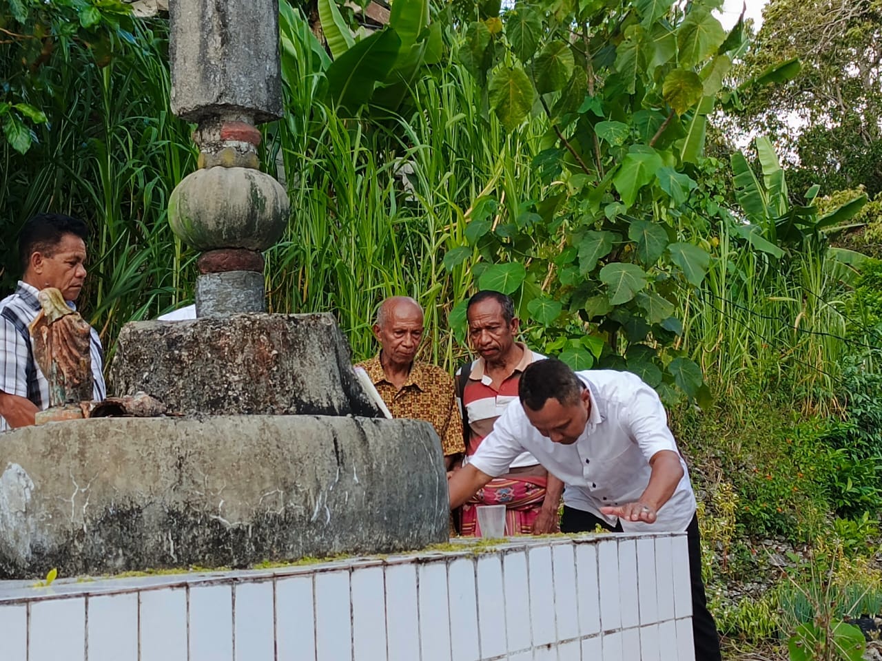Calon Gubernur Nusa Tenggara Timur Simon Petrus Kamlasi (NTT) berziarah ke makam Raja Amantun Selatan, Abraham Zakarias Kolo Banunaek, di Desa Nunkolo, Kecamatan Nunkolo, Kabupaten Timor Tengah Selatan, Minggu, 20 Oktober 2024.