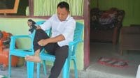 simon lagi 1 Calon Gubernur Nusa Tenggara Timur Nomor Urut 3, Simon Petrus Kamlasi (SPK) menginap di rumah warga di Desa Kiufatu, Kecamatan Amanuban Selatan, Kabupaten Timor Tengah Selatan.