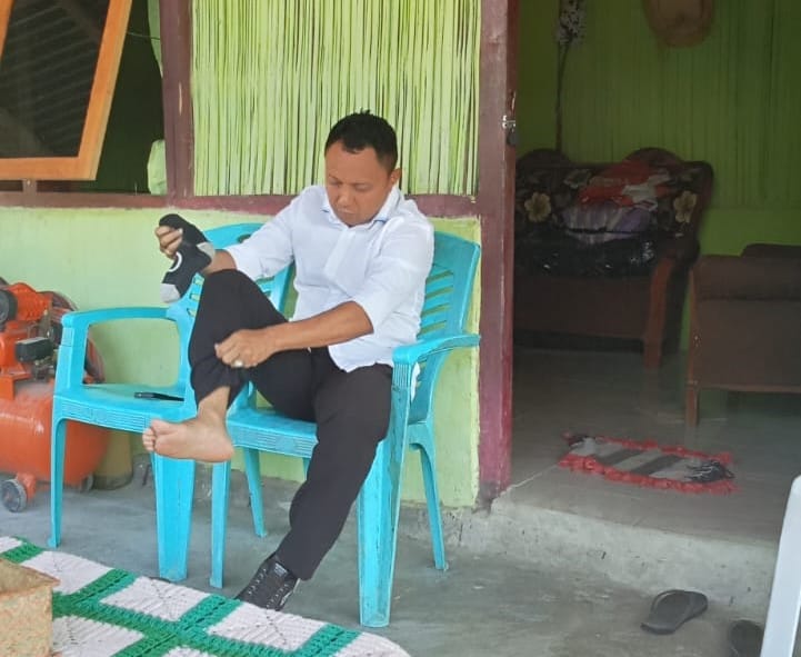 simon lagi 1 Calon Gubernur Nusa Tenggara Timur Nomor Urut 3, Simon Petrus Kamlasi (SPK) menginap di rumah warga di Desa Kiufatu, Kecamatan Amanuban Selatan, Kabupaten Timor Tengah Selatan.