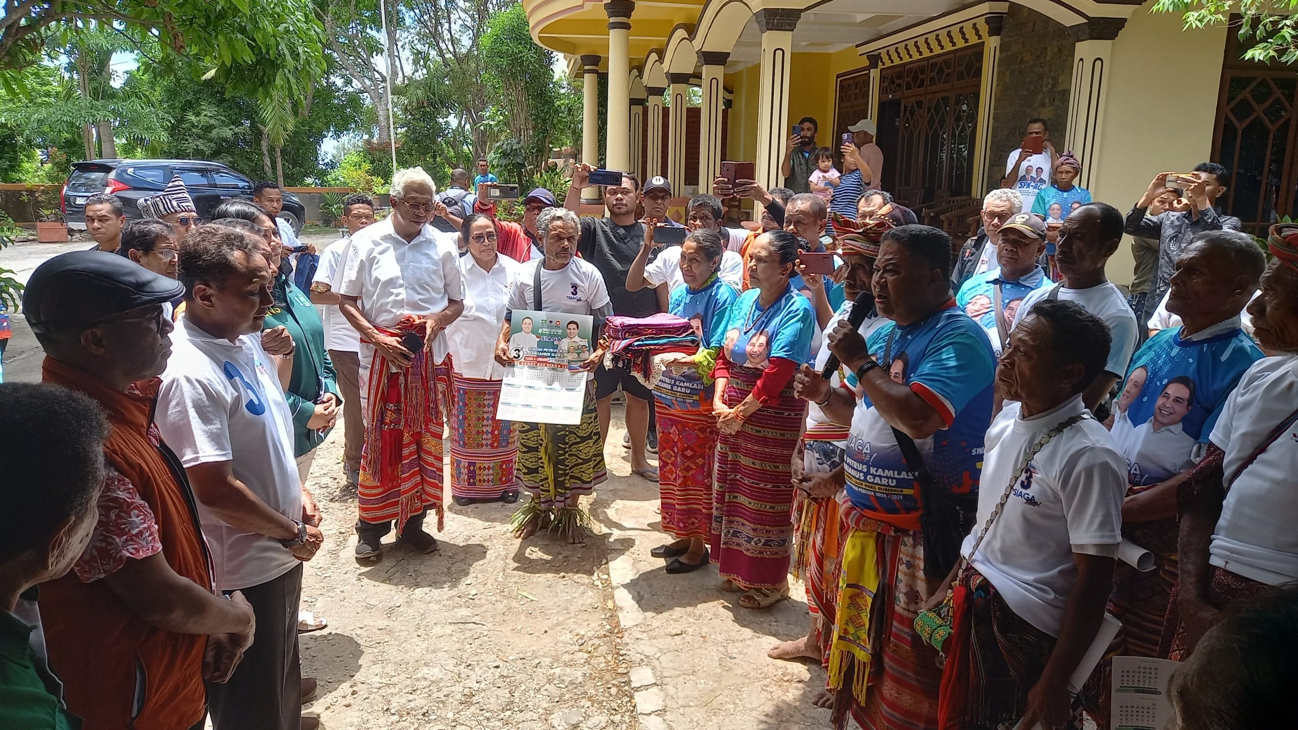 Masyarakat menyambut calon Gubernur Nusa Tenggara Timur Simon Petrus Kamlasi melakiukan kegiatan kampanye di Kesetnana, Kabupaten TTS, Jumat 18 Oktober 2024