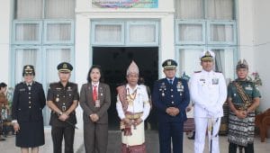 Pj Bupati Kupang, Provinsi Nusa Tenggara Timur Alexon Lumba saat Upacara Pengibaran Bendera dalam rangka memperingati HUT Sumpah Pemuda ke - 96, berlangsung di Lapangan Upacara Kantor Bupati di Oelamasi, Senin (28/10/2024).
