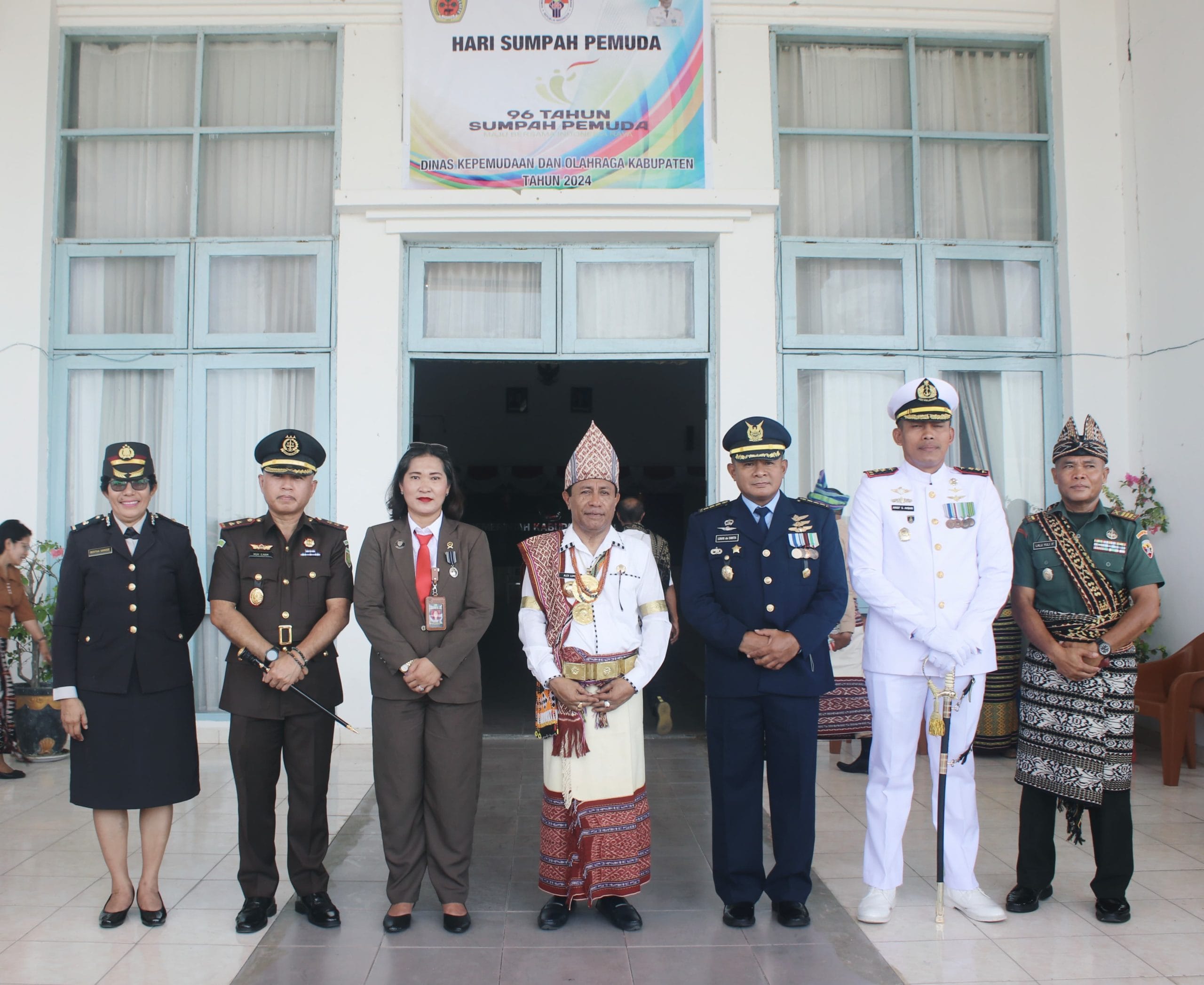 Pj Bupati Kupang, Provinsi Nusa Tenggara Timur Alexon Lumba saat Upacara Pengibaran Bendera dalam rangka memperingati HUT Sumpah Pemuda ke - 96, berlangsung di Lapangan Upacara Kantor Bupati di Oelamasi, Senin (28/10/2024).