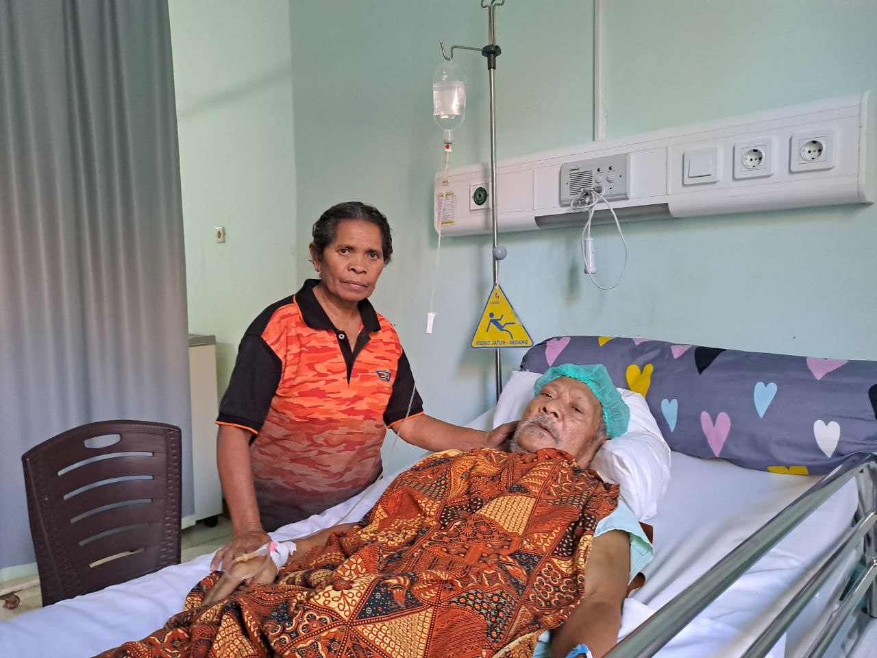 Albinus (66), seorang wiraswasta yang merupakan peserta Jaminan Kesehatan Nasional (JKN) segmen Penerima Bantuan Iuran (PBI) ketika sedang dalam perawatan medis di rumah sakit.