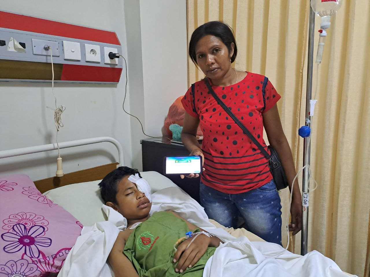 Yublina (36), seorang ibu rumah tangga yang tengah merawat anaknya di rumah sakit.