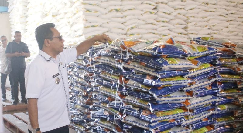 beras kab 2 Pj Bupati Kupang Alexon Lumba melakukan pematauan stok pangan pada gudang Bulog NTT sebagai upaya dalam menjaga stabilisasi harga untuk pengendalian inflasi, dan persiapan menyambut musim kemarau.