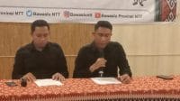 Ketua Bawaslu NTT Nonato Da Purificacao Sarmento (kanan) didampingi Anggota Divisi Pencegahan, Partisipasi Masyarakat dan Hubungan Masyarakat Amrunur Muh Darwan (kiri) saat memberikan keterangan pers di Kupang, Jumat. FOTO MEDIASI NTT.COM/BENY