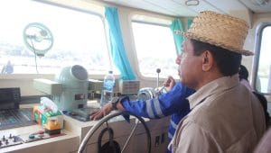 Penjabat Bupati Alexon Lumba mengikuti pelayaran perdana kapal laut jenis rede “KM GANDHA NUSANTARA 10”, mulai melayani masyarakat dengan rute pelayaran Kupang – Pulau Kera – Sulamu. Foto Prokopim Setda Kabupaten Kupang.