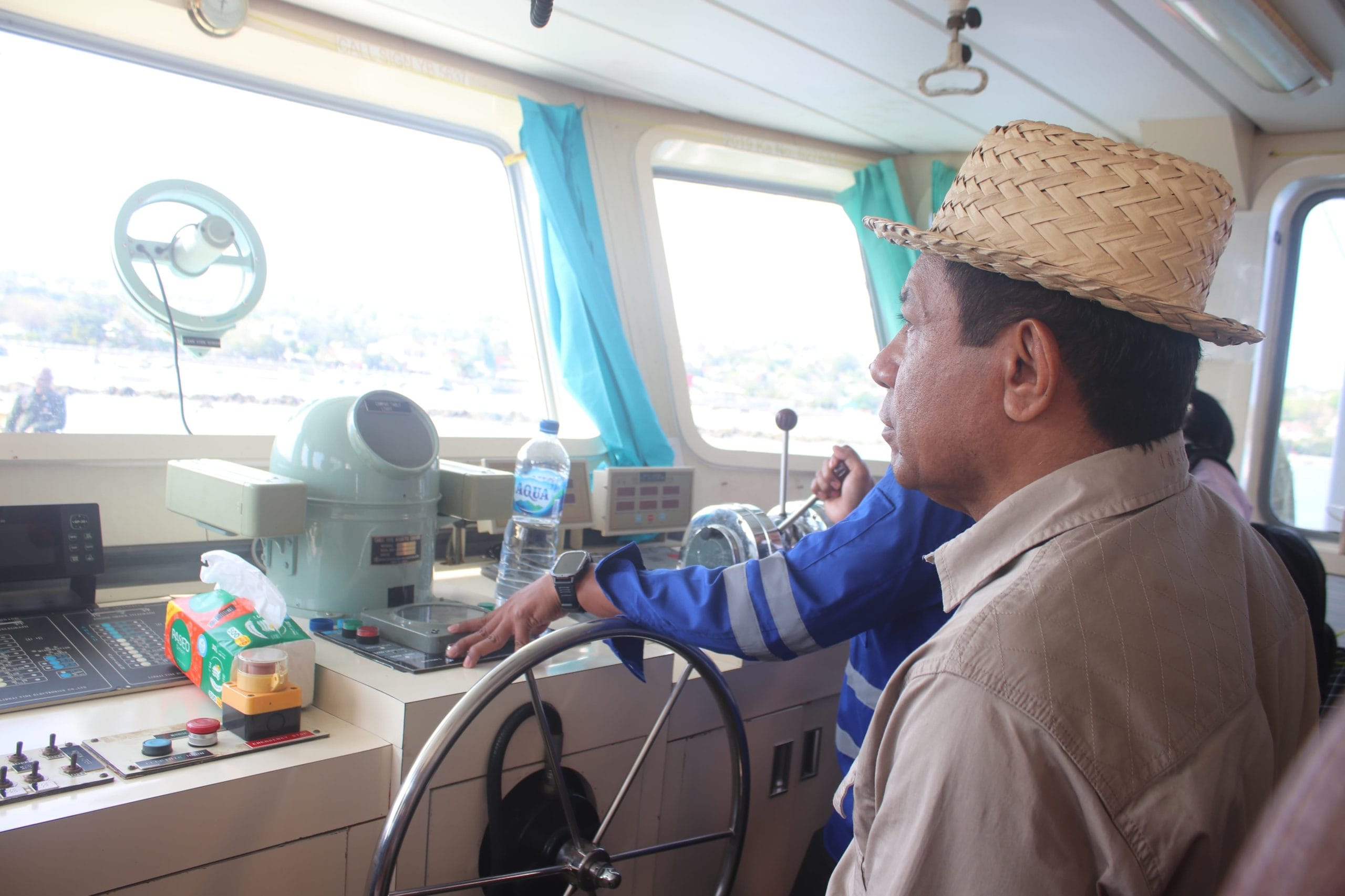 Penjabat Bupati Alexon Lumba mengikuti pelayaran perdana kapal laut jenis rede “KM GANDHA NUSANTARA 10”, mulai melayani masyarakat dengan rute pelayaran Kupang – Pulau Kera – Sulamu. Foto Prokopim Setda Kabupaten Kupang.