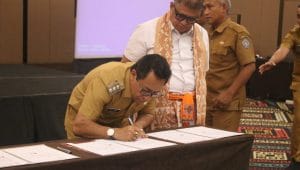PJ Bupati Kupang Alexon Lumna menandatangani kerjasama dengan pemerintah Provinsi Nusa Tenggara Timur dalam bidang perpajakan, meliputi Perjanjian Kerjasama untuk Pajak Kendaraan Bermotor, Bea Balik Nama Kendaraan Bermotor dan Mineral Bukan Logam dan Batuan.