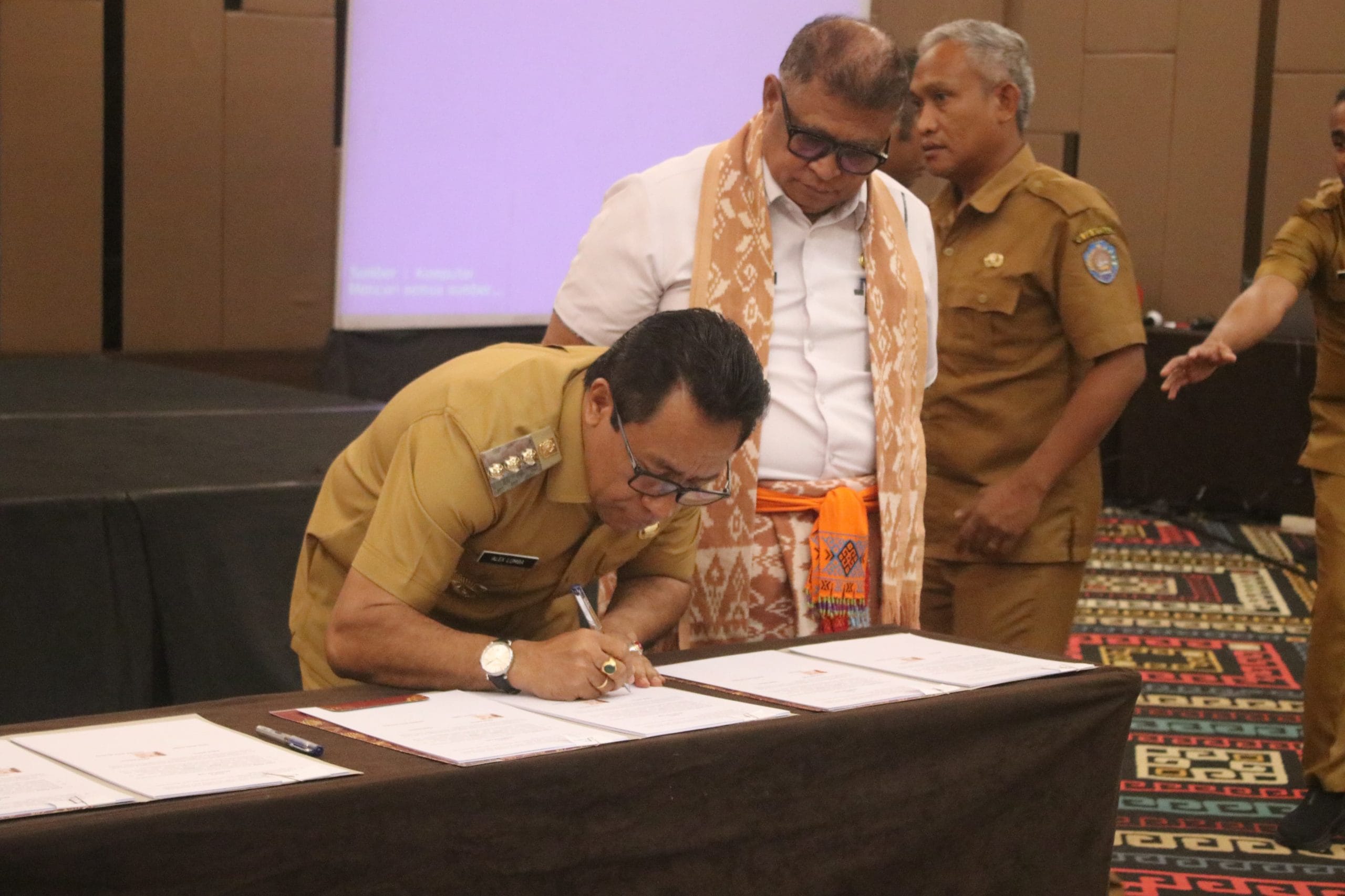 PJ Bupati Kupang Alexon Lumna menandatangani kerjasama dengan pemerintah Provinsi Nusa Tenggara Timur dalam bidang perpajakan, meliputi Perjanjian Kerjasama untuk Pajak Kendaraan Bermotor, Bea Balik Nama Kendaraan Bermotor dan Mineral Bukan Logam dan Batuan.