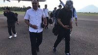 lembata gunung Calon Gubernur NTT Simon Petrus Kamlasi saat tiba di Bandara Udara Wunopito Lembata.