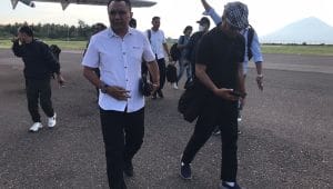 Calon Gubernur NTT Simon Petrus Kamlasi saat tiba di Bandara Udara Wunopito Lembata.