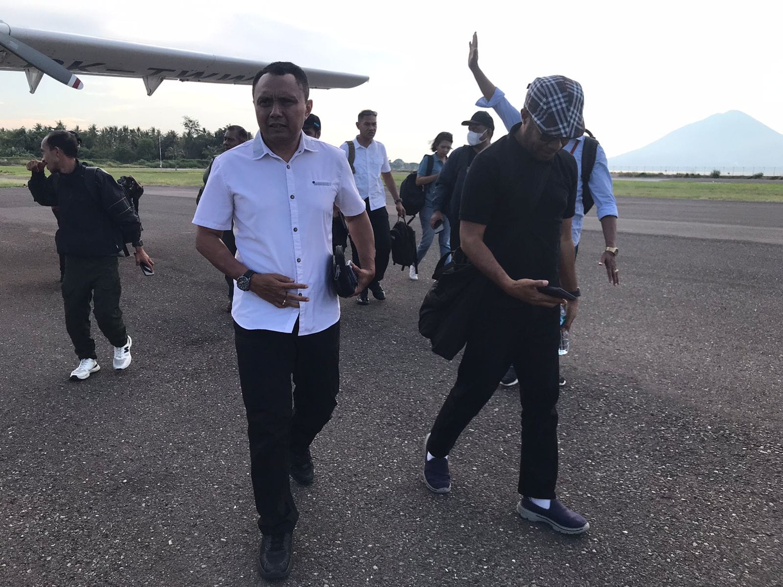 lembata gunung Calon Gubernur NTT Simon Petrus Kamlasi saat tiba di Bandara Udara Wunopito Lembata.