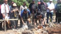 pam 3 Penjabat Bupati Kupang, Alexon Lumba secara resmi melakukan peletakan batu pertama pembangunan gedung kantor unit PDAM Kabupaten Kupang di Desa Uitao, Kecamatan Semau