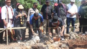 Penjabat Bupati Kupang, Alexon Lumba secara resmi melakukan peletakan batu pertama pembangunan gedung kantor unit PDAM Kabupaten Kupang di Desa Uitao, Kecamatan Semau