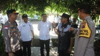 pantau 2 KETERANGAN FOTO- Penjabat Bupati Kupang, Alexon Lumba bersama beberapa anggota Forkopimda Kabupaten Kupang melakukan pemantaun proses pencobolasan dalam pelaksanaan pemilihan kepala daerah (pilkda) yang berlangsung di daerah ini, Rabu (27/11). Foto Prokopim Setda Kabupaten Kupang.