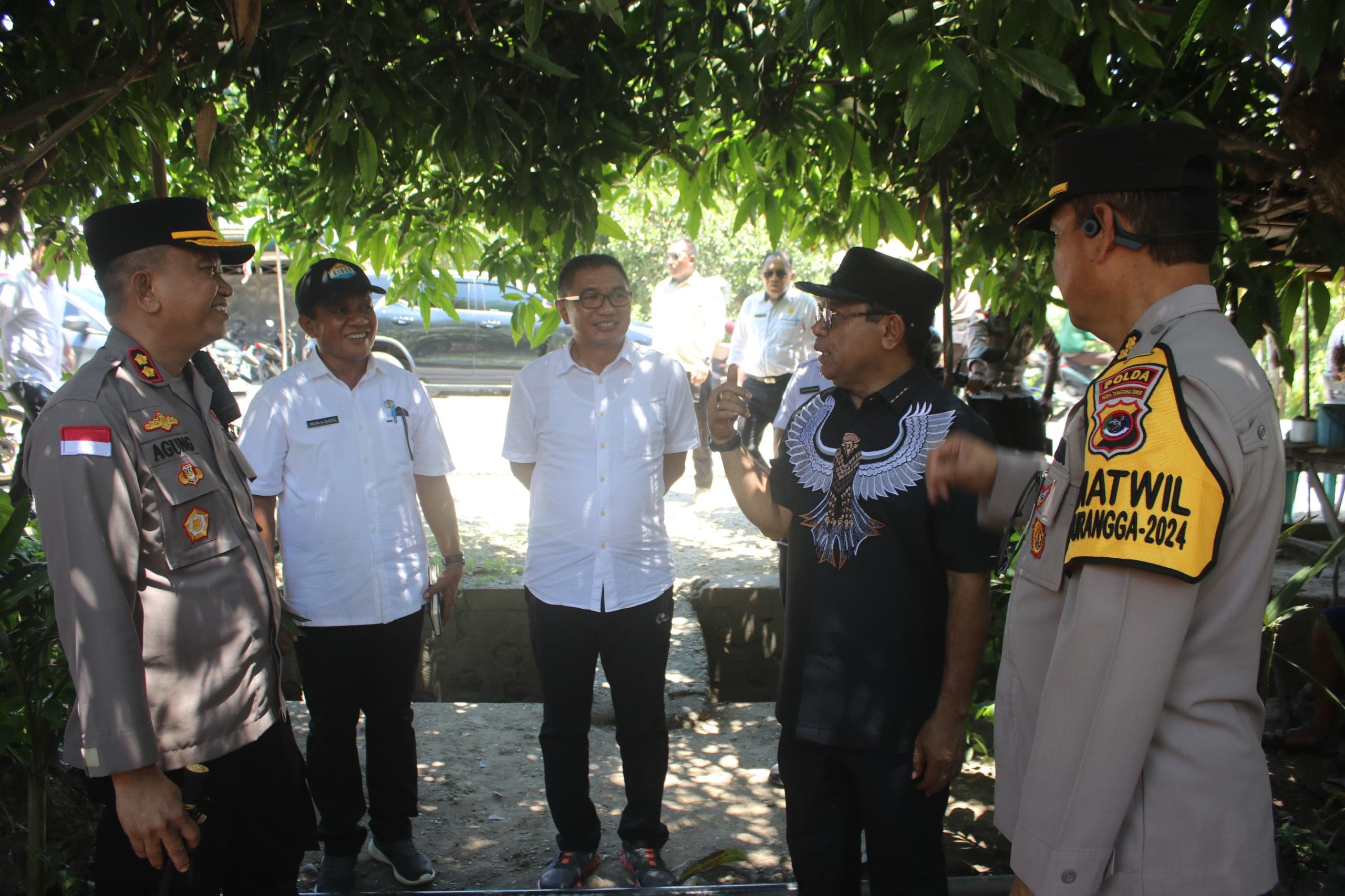 KETERANGAN FOTO- Penjabat Bupati Kupang, Alexon Lumba bersama beberapa anggota Forkopimda Kabupaten Kupang melakukan pemantaun proses pencobolasan dalam pelaksanaan pemilihan kepala daerah (pilkda) yang berlangsung di daerah ini, Rabu (27/11). Foto Prokopim Setda Kabupaten Kupang.