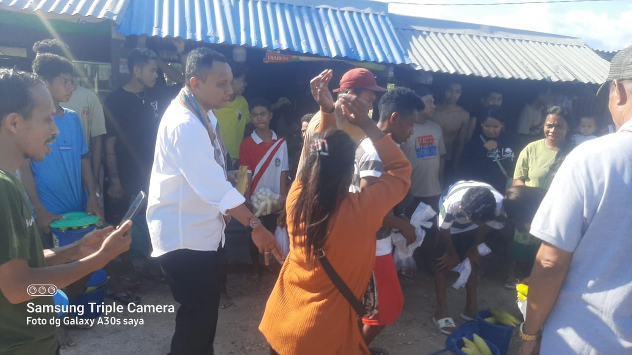 Cagub NTT Simon Petrus Kamlasi saat dicegat warga di Pasar Oesao.