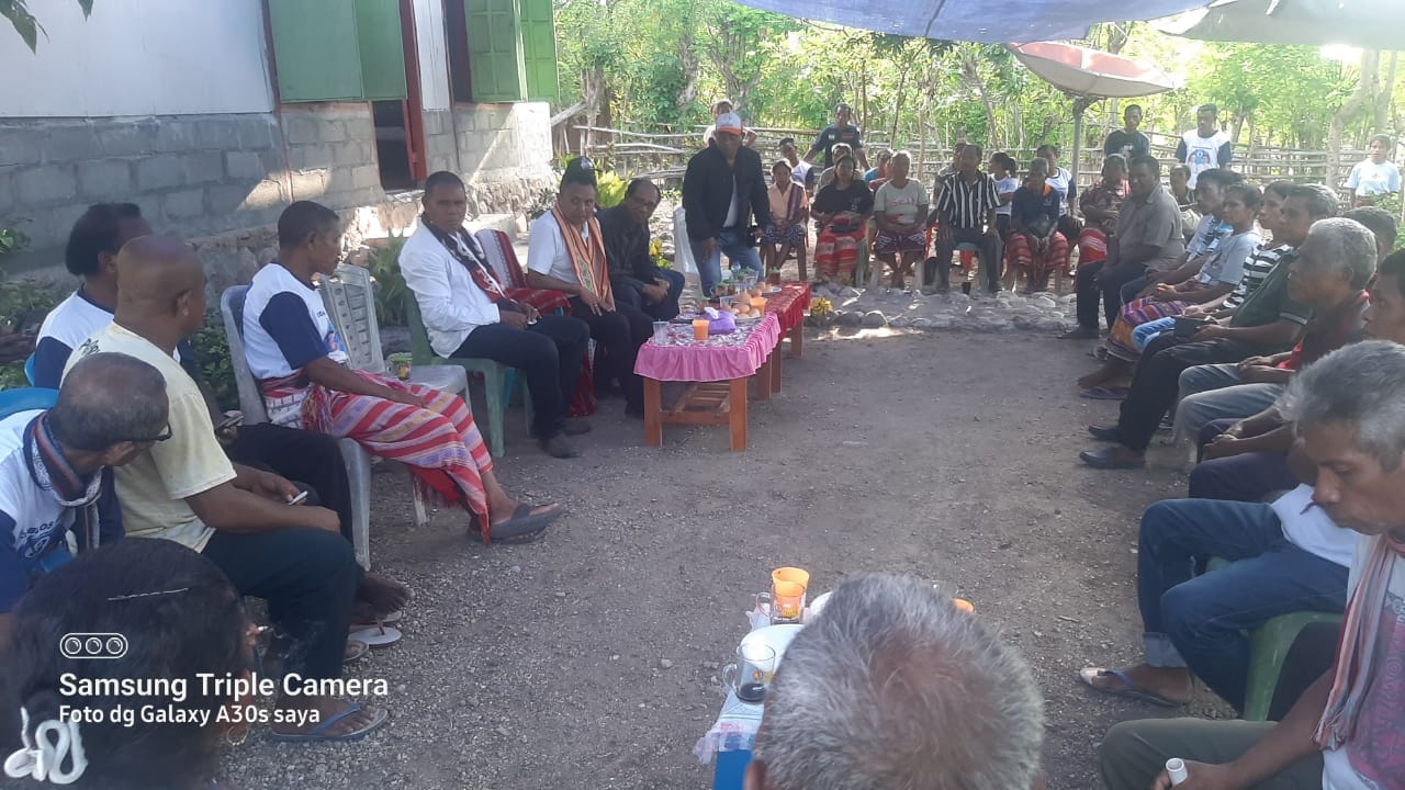 warga ende Keluarga Ende yang tinggal di Kelurahan Naikliu, Kabupaten Kupang mendukung pasangan Calon Gubernur dan Wakil Gubernur NTT, Simon Petrus Kamlasi dan Andre Garu Pilgub NTT pada 27 November 2024