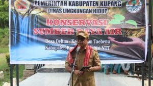 Penjabat Bupati Kupang Alexon Lumba saat melakukan penanaman pohon Mahoni di Bendungan Oeltua, Senin. Foto Prokopim Setda Kabupaten Kupang.