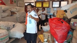 Sekretaris Dinas Pendidikan Kota Kupang Drs Ambo saat menunjukan tumpukan bantuan yang siap disalurkan