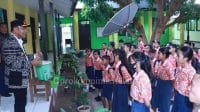Penjabat Wali Kota Kupang, Linus Lusi, S.Pd., M.Pd saat mengunjungi sejumlah sekolah di Kecamatan Kota Lama, Kamis (28/11)