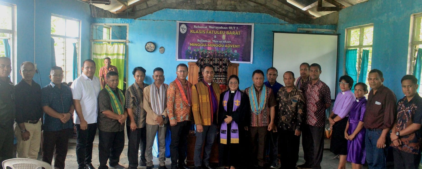 fatulu yos Keteranga Foto : Pj Bupati Kupang Alexon Lumba bersama Calon Bupati Kupang terpilih Yosep Lede hadir dalam perayaan syukuran HUT pertama Klasis Fatuleu Barat, di Gereja Imanuel Barate, Desa Poto Kecamatan Fatuleu Barat, Minggu (1/12). Foto Prokopim Setda Kabupaten Kupang.