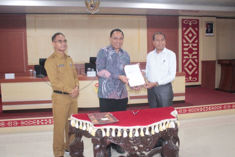 in 1 Kepala Dinas Pendidikan dan Kebudayaan Provinsi NTT, Ambrosius Kodo (kiri) menyaksikan penandatanganan kerjadama dilakukan Provincial Manager INOVASI NTT, Hironimus Sugi (tengah) dengan Dekan FKIP Universitas Nusa Cendana Kupang, Prof Dr. Malkisedek Taneo(kanan).