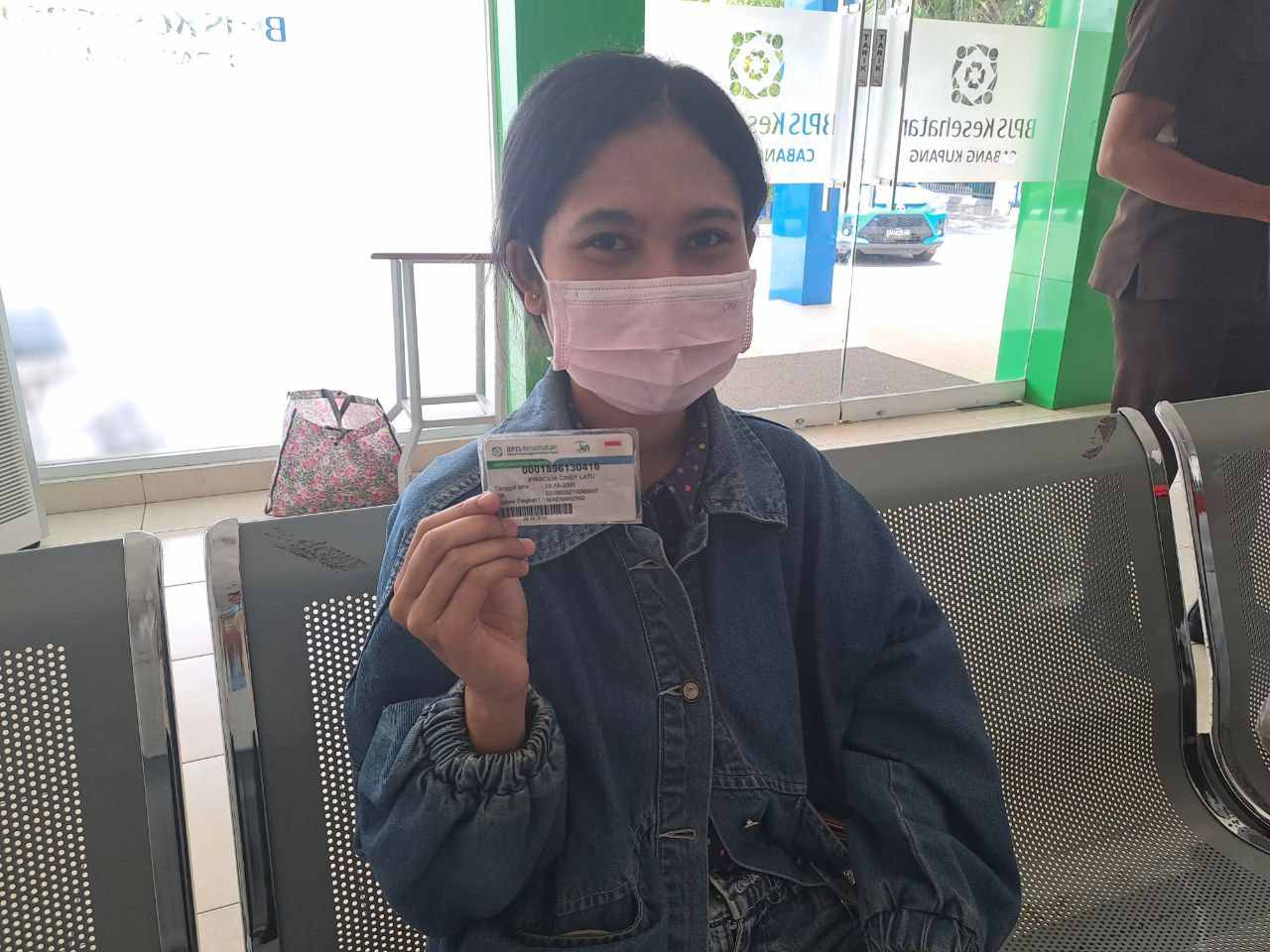 Priscilia salah seorang mahasiswi asal Manggarai saat ditemui di Kantor BPJS Kesehatan Cabang Kupang